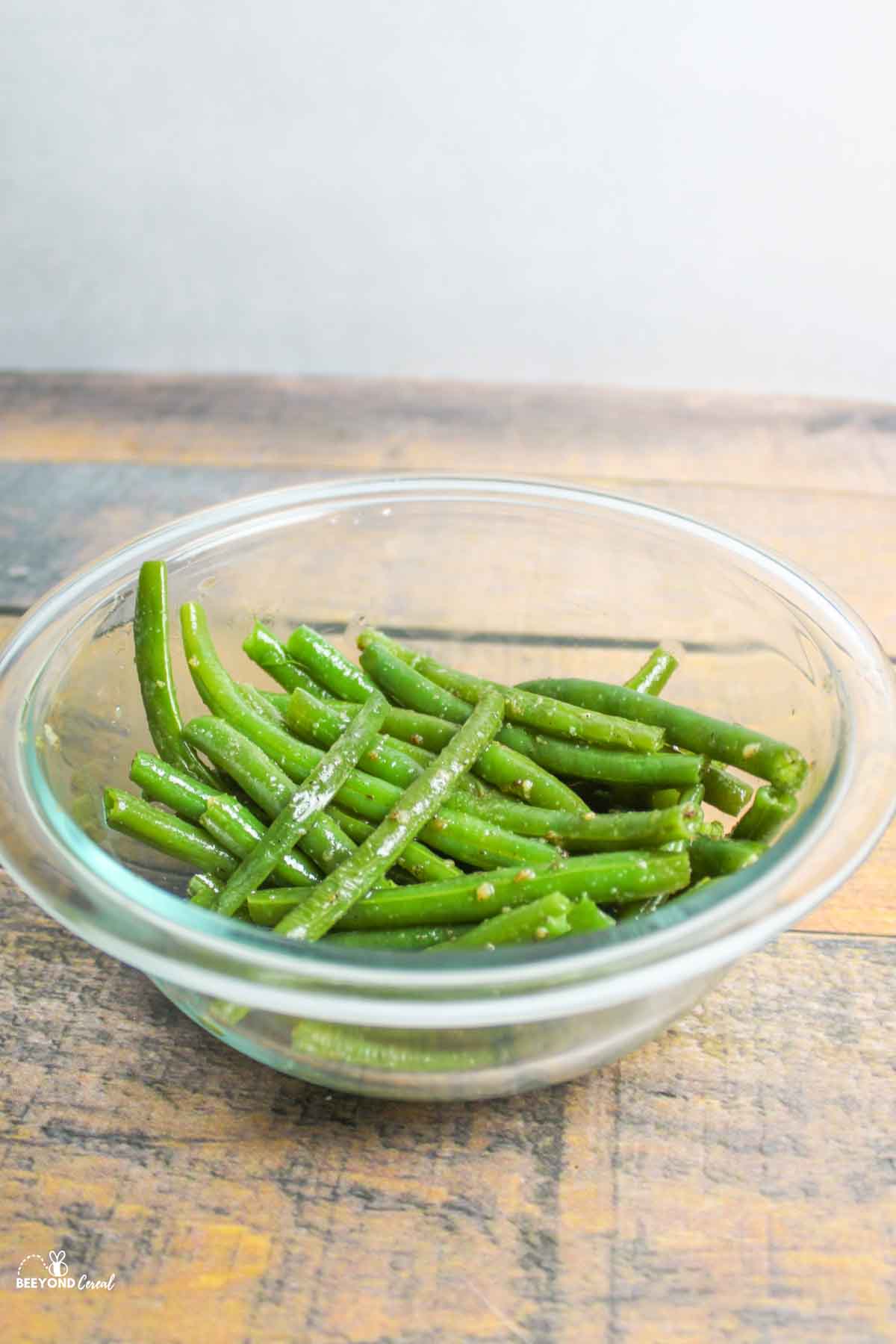 close up of cooked green beans in bowl