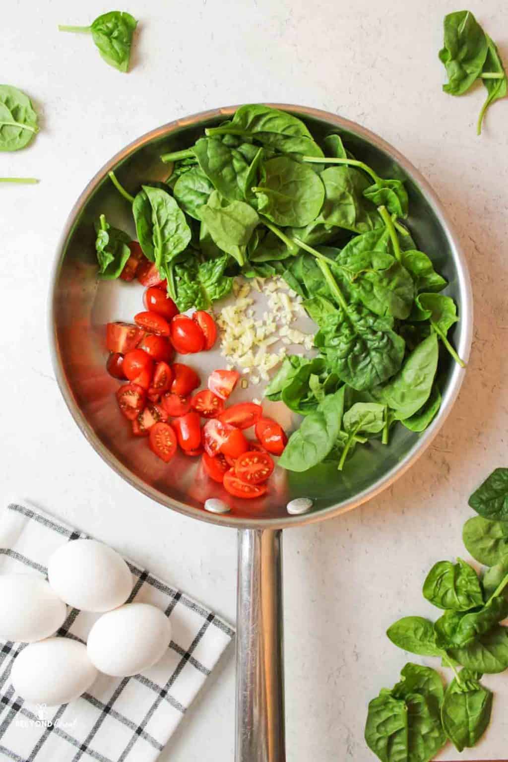 Scrambled Eggs with Spinach and Tomatoes - BeeyondCereal
