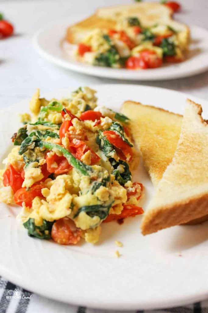 Scrambled Eggs with Spinach and Tomatoes - BeeyondCereal