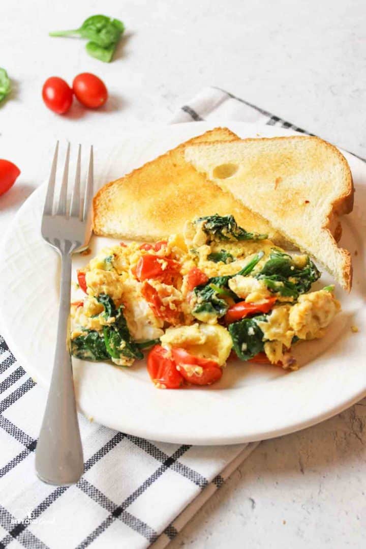 Scrambled Eggs with Spinach and Tomatoes - BeeyondCereal