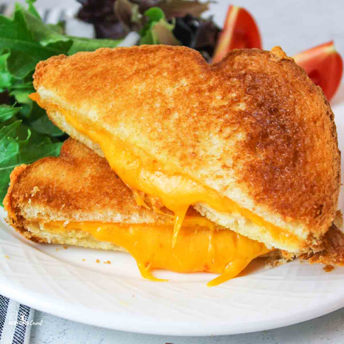 https://www.beeyondcereal.com/wp-content/uploads/2022/03/Microwave-grilled-cheese3.jpg