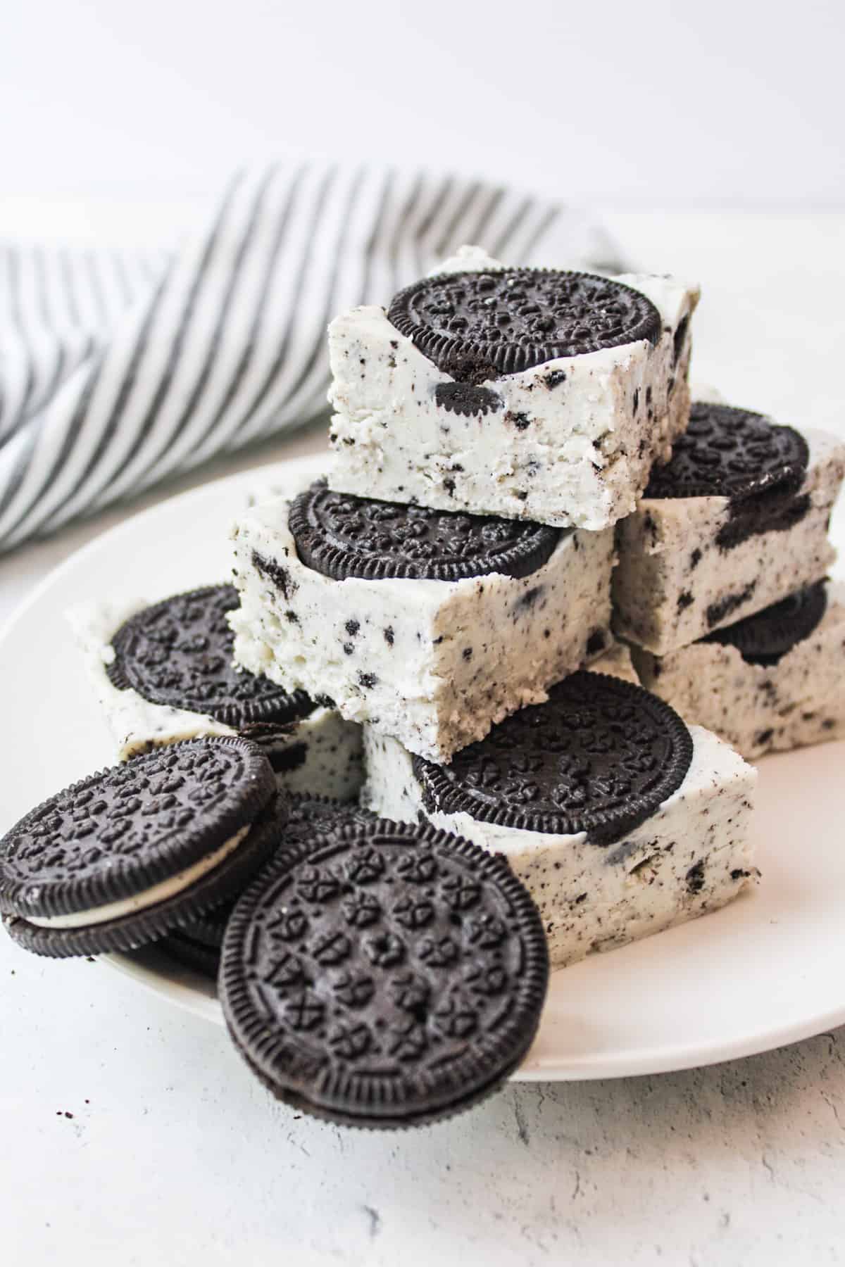 sliced oreo fudge on a plate with whole oreo cookies.